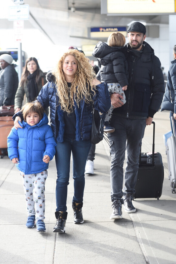 Shakira et son compagnon Gerard Piqué arrivent à l'aéroport JFK de New York avec leurs enfants Milan et Sasha pour les fêtes de Noël le 24 décembre 2017
