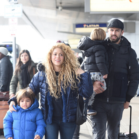 Shakira et son compagnon Gerard Piqué arrivent à l'aéroport JFK de New York avec leurs enfants Milan et Sasha pour les fêtes de Noël le 24 décembre 2017