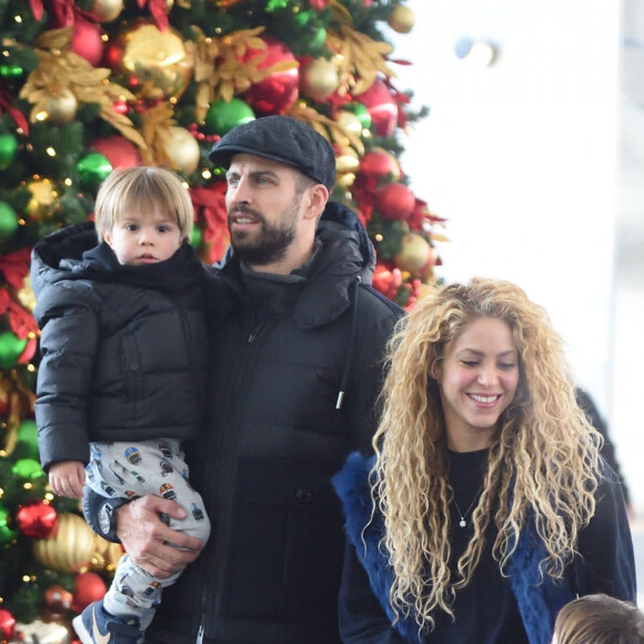 Shakira et son compagnon Gerard Piqué arrivent à l'aéroport JFK de New York avec leurs enfants Milan et Sasha pour les fêtes de Noël le 24 décembre 2017