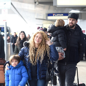 Shakira et son compagnon Gerard Piqué arrivent à l'aéroport JFK de New York avec leurs enfants Milan et Sasha pour les fêtes de Noël le 24 décembre 2017