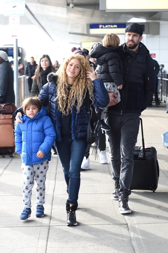 Shakira et son compagnon Gerard Piqué arrivent à l'aéroport JFK de New York avec leurs enfants Milan et Sasha pour les fêtes de Noël le 24 décembre 2017