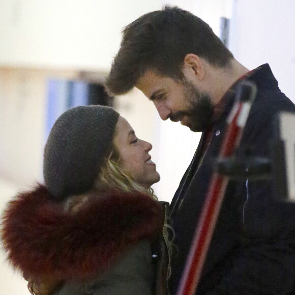 La chanteuse Shakira a accompagné ses parents, William Mebarak Chadid et Nidia del Carmen Ripoll Torrado, à l'aéroport JFK de New York, avec son mari Gerard Piqué et leurs enfants Milan et Sasha. Le 29 décembre 2017