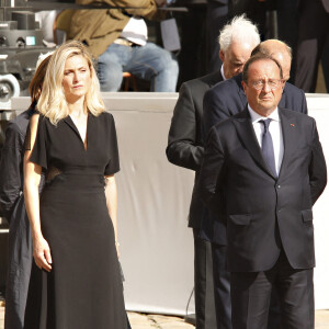 Julie Gayet et son compagnon Francois Hollande lors de la cérémonie d'hommage national à Jean-Paul Belmondo à l'Hôtel des Invalides à Paris, France, le 9 septembre 2021. © Christophe Aubert via Bestimage 