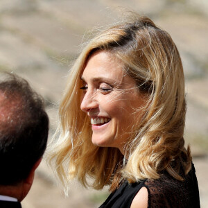 François Hollande et sa compagne Julie Gayet lors de la cérémonie d'hommage national à Jean-Paul Belmondo à l'Hôtel des Invalides à Paris, France, le 9 septembre 2021. © Dominique Jacovides/Bestimage