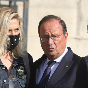 Julie Gayet et son compagnon François Hollande - Sorties des obsèques de Florence Rogers-Pinault en l'Église Saint-Sulpice à Paris, le 8 septembre 2021.