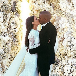 Kanye West est déterminé à se réconcilier avec Kim Kardashian. Il la mentionne sur Instagram et continue de prier pour que leur couple se reforme.