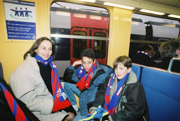 Photo de Ségolène Royal avec ses fils Thomas et Julien dans le RER en 1997