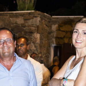François Hollande et sa compagne Julie Gayet - Festival de Ramatuelle - Pièce ART de Y. Reza le 4 août 2018. Un dîner était donné à l'issue de la représentation