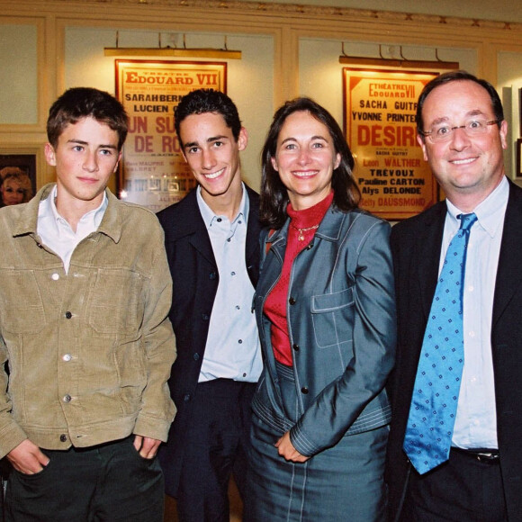 François Hollande et Ségolène Royal avec leurs fils Julien et Thomas lors de la pièce Sarah au théâtre Edouard VII en 2002