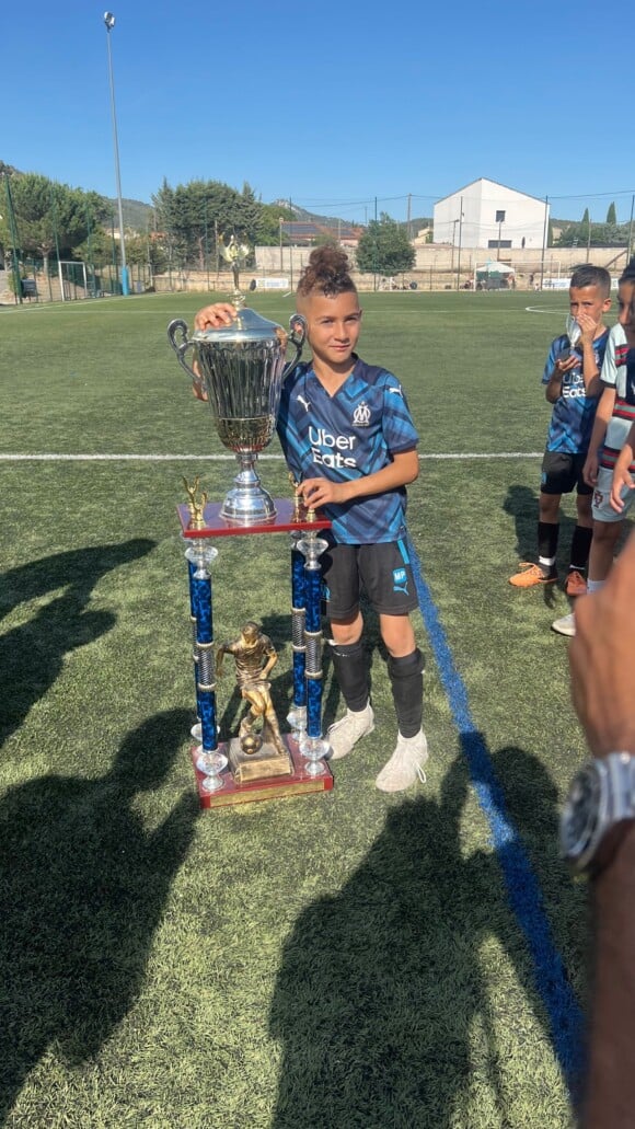 Le fils de Dimitri Payet, Noa a gagné un trophée avec son équipe.