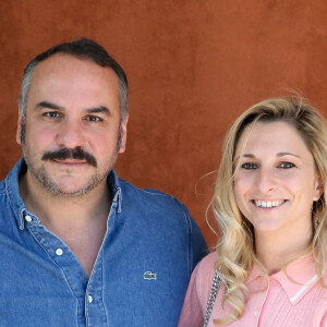 François-Xavier Demaison et sa femme Anaïs Tihay au village lors des internationaux de France Roland Garros à Paris le 13 juin 2021. © Dominique Jacovides / Bestimage 