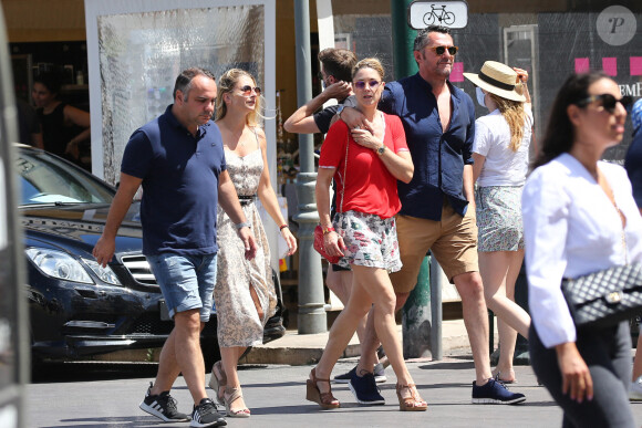 François-Xavier Demaison et sa femme Anaïs Tihay, Arnaud Ducret et sa compagne, Claire Francisci se promènent à Saint Tropez, le 3 aout 2020.