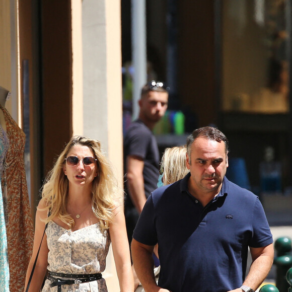 François-Xavier Demaison et sa femme Anaïs Tihay, se promènent à Saint Tropez, le 3 aout 2020.