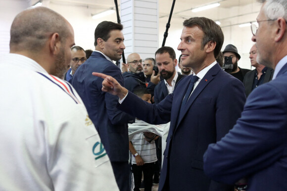Le président français Emmanuel Macron se rend dans un DOJO solidaire à Clichy-sous-Bois pour un déplacement consacré à la place du sport et la pratique sportive, le 8 juini 2022.© Stéphane Lemouton/Bestimage