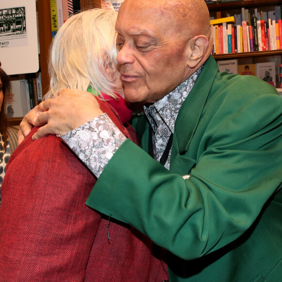 Exclusif - Pierre Richard et Guy Cuevas - Guy Cuevas, le DJ culte des années Palace, dédicace son livre " Avant que la nuit ne m'emporte " à la librairie Delamain à Paris le 08 Juin 2022. Bertrand Rindoff / Bestimage 