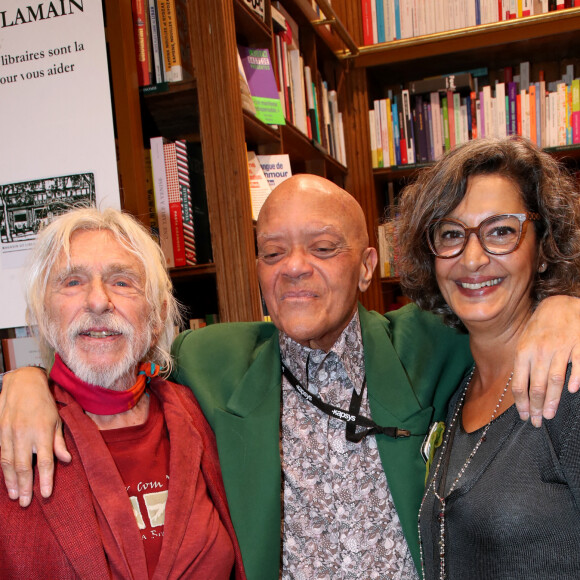 Exclusif - Guy Cuevas entre Pierre Richard et sa femme Ceyla Lacerda - Guy Cuevas, le DJ culte des années Palace, dédicace son livre " Avant que la nuit ne m'emporte " à la librairie Delamain à Paris le 08 Juin 2022. Bertrand Rindoff / Bestimage 