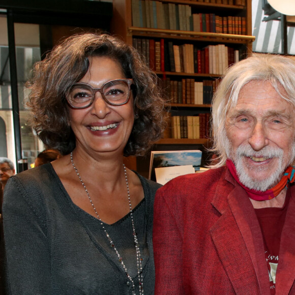 Exclusif - Pierre Richard entre sa femme Ceyla Lacerda (G) et Ruth Obadia (D) - Guy Cuevas, le DJ culte des années Palace, dédicace son livre " Avant que la nuit ne m'emporte " à la librairie Delamain à Paris le 08 Juin 2022. Bertrand Rindoff / Bestimage