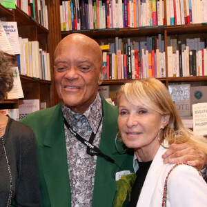 Exclusif - Pierre Richard, sa femme Ceyla Lacerda, Guy Cuevas et Ruth Obadia - Guy Cuevas, le DJ culte des années Palace, dédicace son livre " Avant que la nuit ne m'emporte " à la librairie Delamain à Paris le 08 Juin 2022. Bertrand Rindoff / Bestimage 