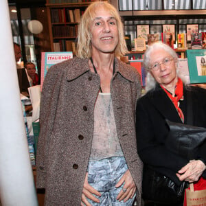 Exclusif - Yves-Noël Genod (metteur en scène) et Dominique Issermann (photographe) - Guy Cuevas, le DJ culte des années Palace, dédicace son livre " Avant que la nuit ne m'emporte " à la librairie Delamain à Paris le 08 Juin 2022. Bertrand Rindoff / Bestimage 