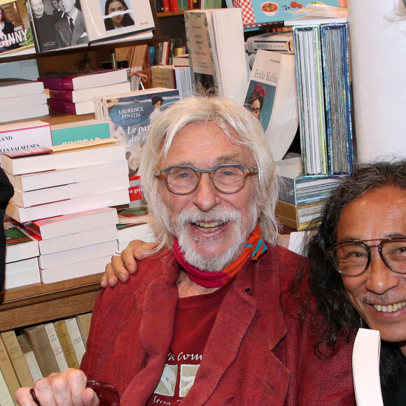 Exclusif - Ceyla Lacerda, Yukito Itô, Pierre Richard, Massato Itô et Ruth Obadia - Guy Cuevas, le DJ culte des années Palace, dédicace son livre " Avant que la nuit ne m'emporte " à la librairie Delamain à Paris le 08 Juin 2022. Bertrand Rindoff / Bestimage 