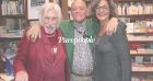 Pierre Richard en forme avec Armande Altaï pour une séance dédicace