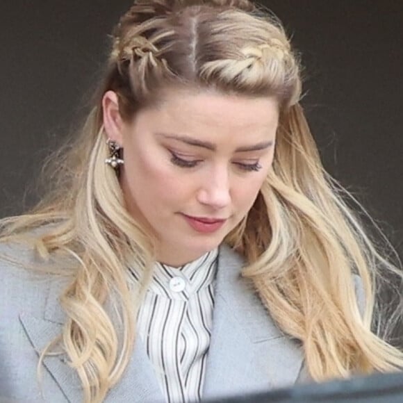 Amber Heard termine une autre journée lors de son procès intenté par son ex au palais de justice de Fairfax, Virginie, Etats-Unis, le 27 mai 2022. 