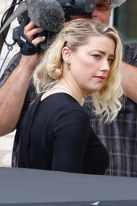 Amber Heard sort du tribunal, alors que le verdict du procès en diffamation qui l'oppose à Johnny Depp est tombé. Fairfax, le 1er juin 2022.