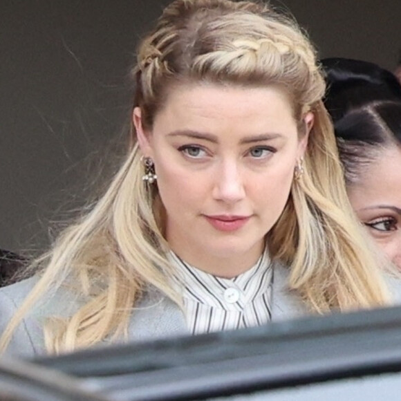 Amber Heard termine une autre journée lors de son procès intenté par son ex au palais de justice de Fairfax, Virginie, Etats-Unis, le 27 mai 2022. 