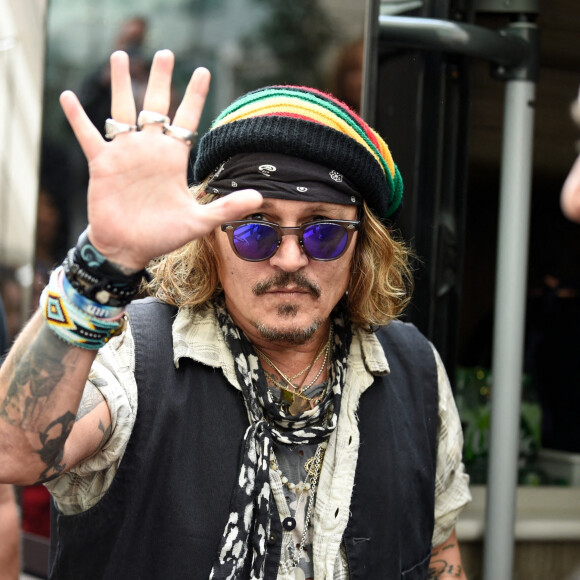 Johnny Depp signe des autographes à la sortie de son hôtel à Manchester. Le 4 juin 2022 