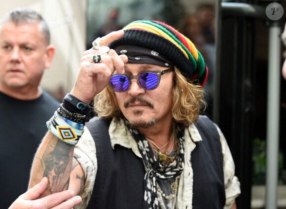 Johnny Depp signe des autographes à la sortie de son hôtel à Manchester.