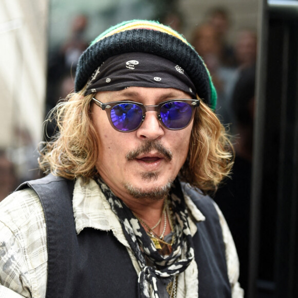 Johnny Depp signe des autographes à la sortie de son hôtel à Manchester. Le 4 juin 2022 
