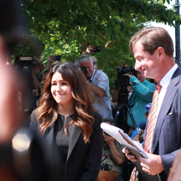 Les avocats de Johnny Depp, Camille Vasquez et Ben Chew, à la sortie du tribunal de Fairfax, après l'annonce du verdict du procès en diffamation contre Amber Heard. Le 1er juin 2022 