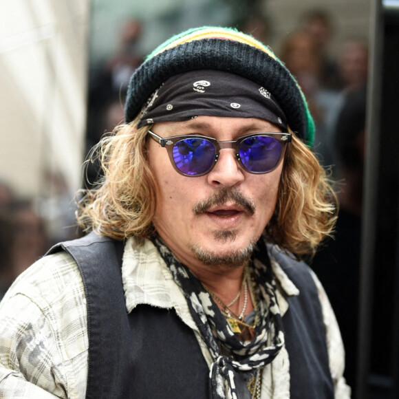Johnny Depp signe des autographes à la sortie de son hôtel à Manchester.