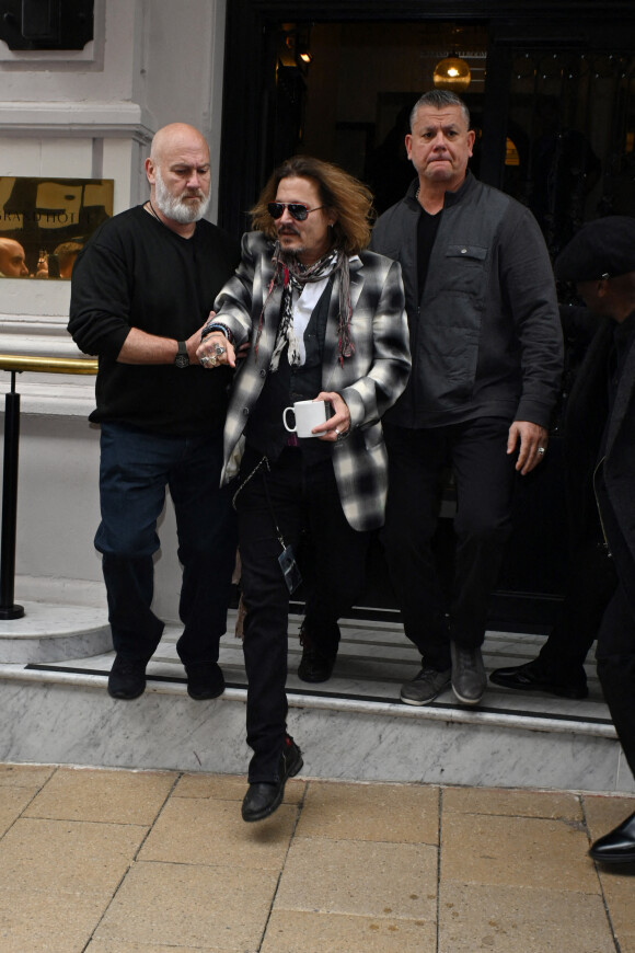 Johnny Depp à la sortie de son hôtel dans le quartier de Birmingham. Londres, le 6 juin 2022. 