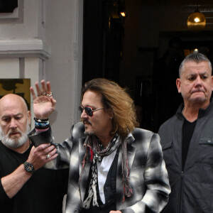Johnny Depp à la sortie de son hôtel dans le quartier de Birmingham. Londres, le 6 juin 2022. 