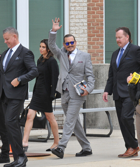 Johnny Depp retourne au tribunal après une pause cigarette lors du procès intenté contre son ex-femme, Amber Heard à Fairfax, Virginie, Etats-Unis, le 26 mai 2022. 