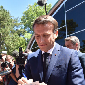 Le président Emmanuel Macron a voté au Touquet pour le premier tour des élections législatives le 12 juin 2022. © Giancarlo Gorassini / Bestimage 