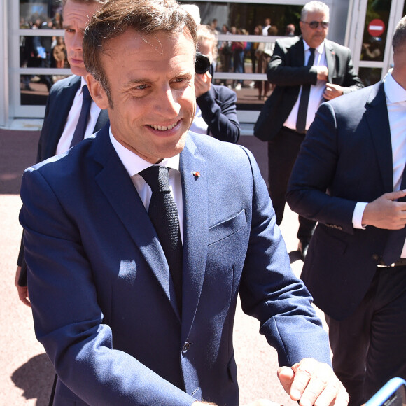 Le président Emmanuel Macron a voté au Touquet pour le premier tour des élections législatives le 12 juin 2022. © Giancarlo Gorassini / Bestimage 