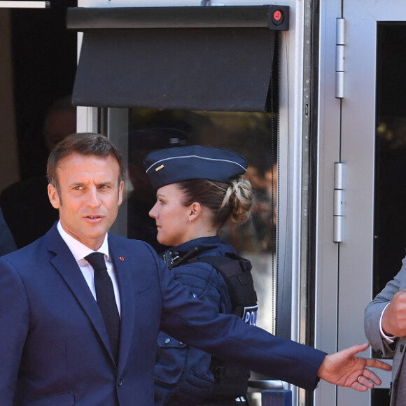 Le président Emmanuel Macron a voté au Touquet pour le premier tour des élections législatives le 12 juin 2022. © Giancarlo Gorassini / Bestimage 