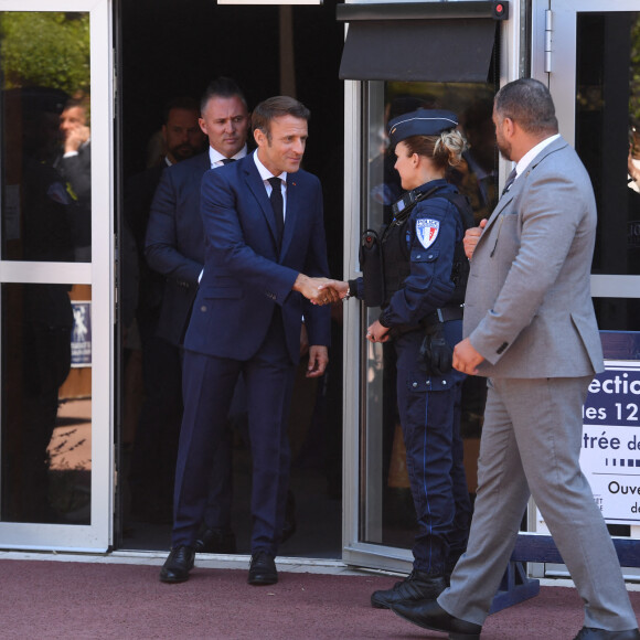 Le président Emmanuel Macron a voté au Touquet pour le premier tour des élections législatives le 12 juin 2022. © Giancarlo Gorassini / Bestimage 