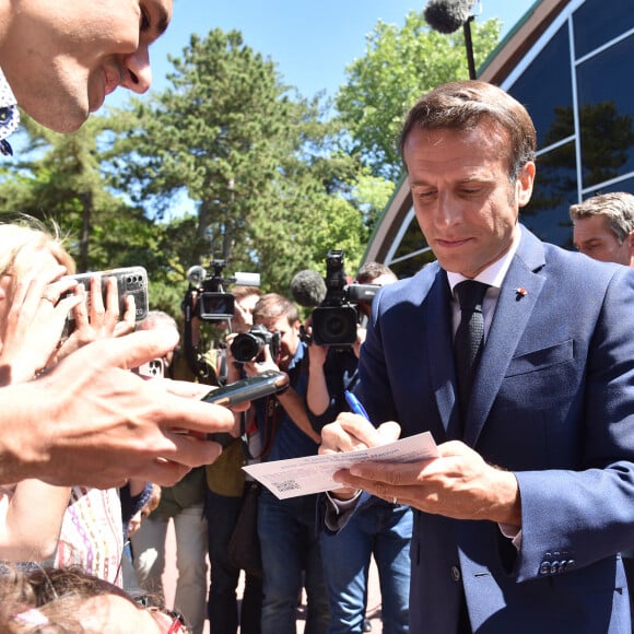 Le président Emmanuel Macron a voté au Touquet pour le premier tour des élections législatives le 12 juin 2022. © Giancarlo Gorassini / Bestimage 