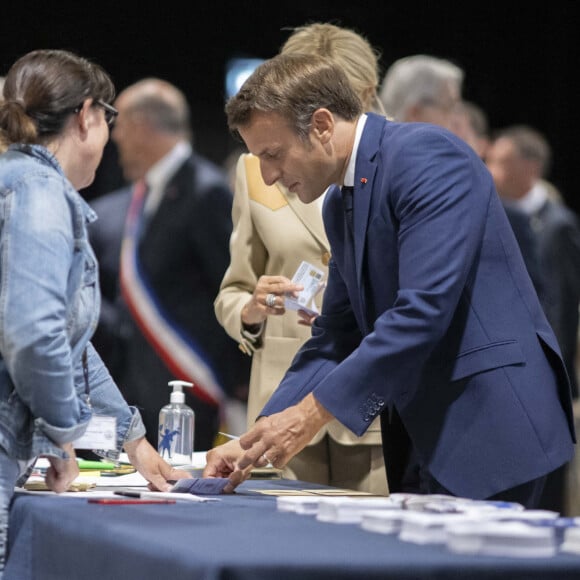 La première dame Brigitte Macron - Le président Emmanuel Macron a voté au Touquet pour le premier tour des élections législatives le 12 juin 2022. © Eliot Blondet / Pool / Bestimage 