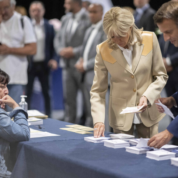 La première dame Brigitte Macron - Le président Emmanuel Macron a voté au Touquet pour le premier tour des élections législatives le 12 juin 2022. © Eliot Blondet / Pool / Bestimage 