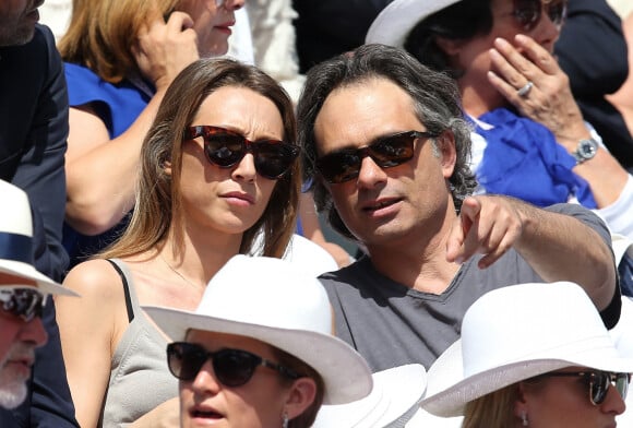 Laura Smet et son compagnon Raphaël dans les tribunes lors du tournoi de tennis de Roland Garros à Paris le 3 juin 2015.