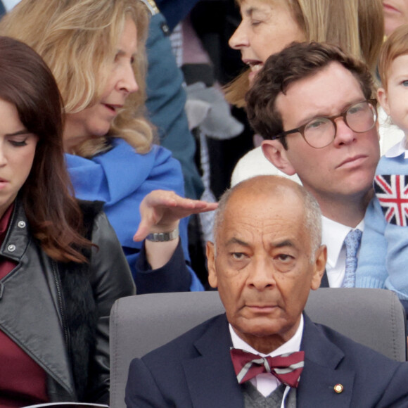 La princesse Eugenie d'York, Jack Brooksbank, August Brooksbank et Ken Olisa - La famille royale d'Angleterre lors de la parade devant le palais de Buckingham, à l'occasion du jubilé de la reine d'Angleterre. Le 5 juin 2022 