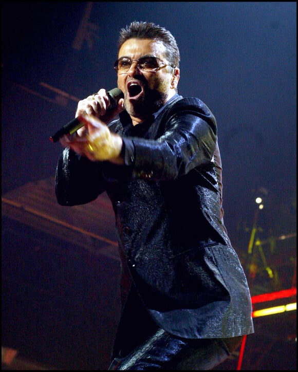 Le chanteur George Michel en plein concert à Dublin, Irlande. Le 7 décembre 2006.