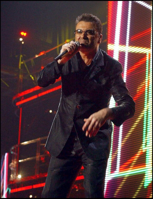 Le chanteur George Michel en plein concert à Dublin, Irlande. Le 7 décembre 2006.
