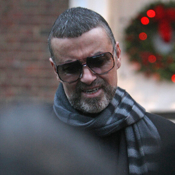 George Michael quitte sa maison le 23 décembre 2011 à Londres. 