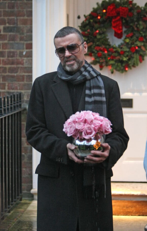 George Michael quitte sa maison le 23 décembre 2011 à Londres. 