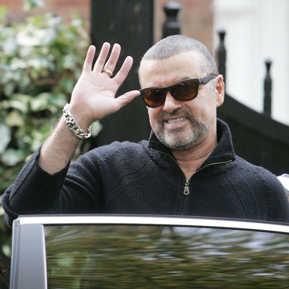 Le chanteur George Michael quitte son domicile pour rejoindre la salle Earls Court pour son dernier concert a Londres. Le 17 octobre 2012.